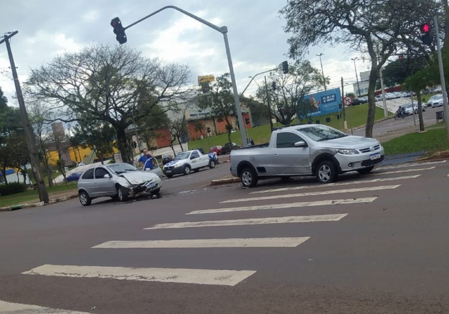 Colisão de trânsito deixa veículos danificados na Avenida Brasil