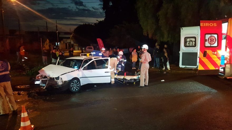 Acidente violento entre ônibus e carro deixa motorista inconsciente