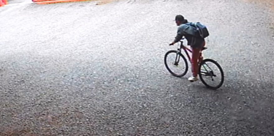 Homem entra em estacionamento e furta bicicleta no Centro