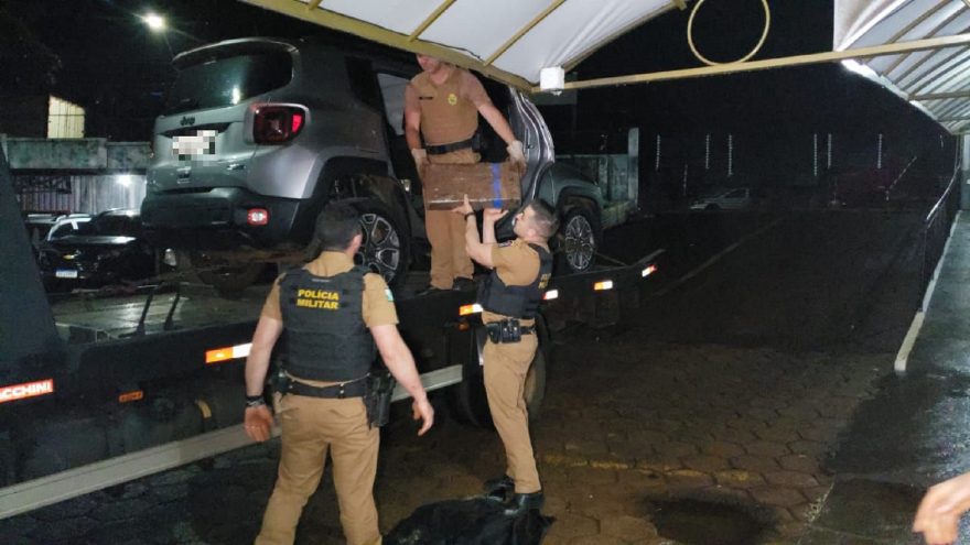Com carro carregado de maconha, homem foge de abordagem e abandona droga