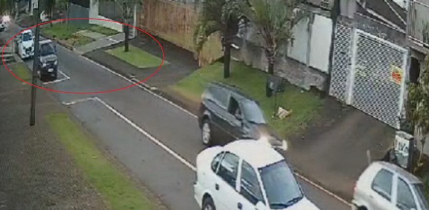 Corsa placas AHG-6C94 foi furtado na Rua Potiguaras