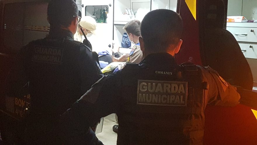 Mulher sofre suspeita de fratura em costela após ser agredida pelo companheiro