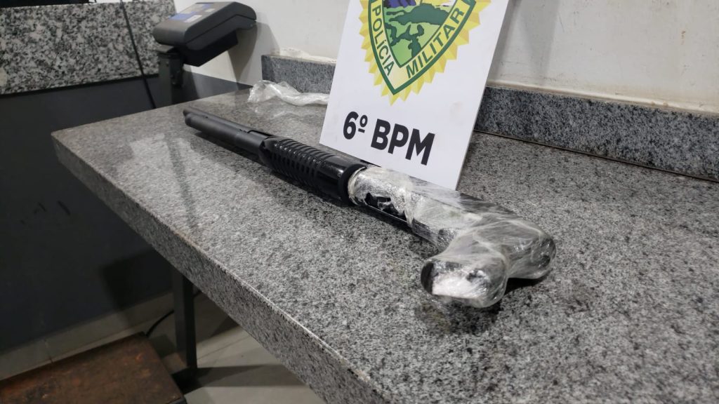 Homem é detido transportando espingarda calibre 12 dentro do carro no centro de Cascavel