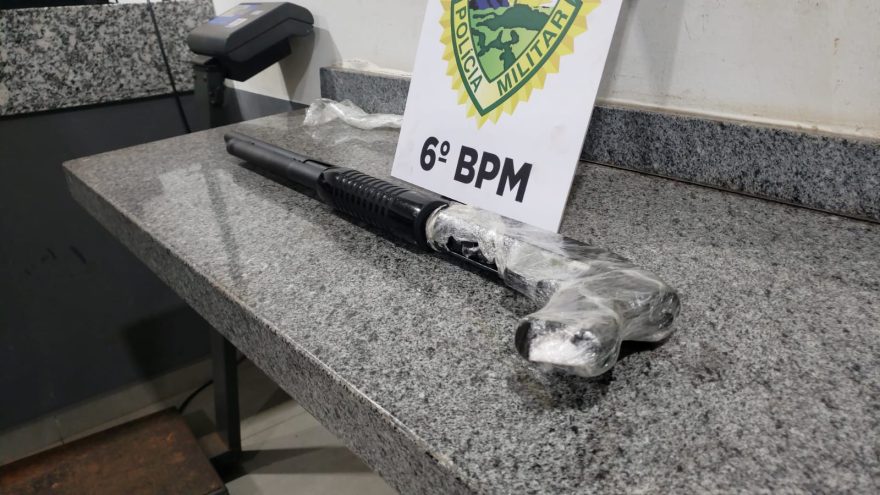 Homem é detido transportando espingarda calibre 12 dentro do carro no centro de Cascavel