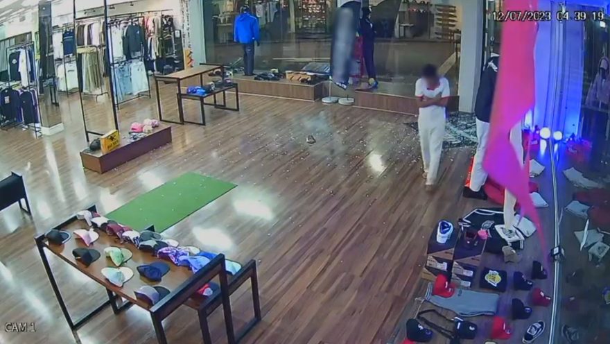 Homem quebra vidro de empresa e fica andando no interior da loja, não furtando nada