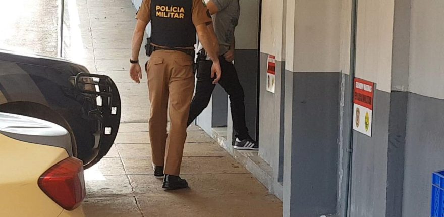 Após agredir verbalmente a companheira, homem é detido pela PM