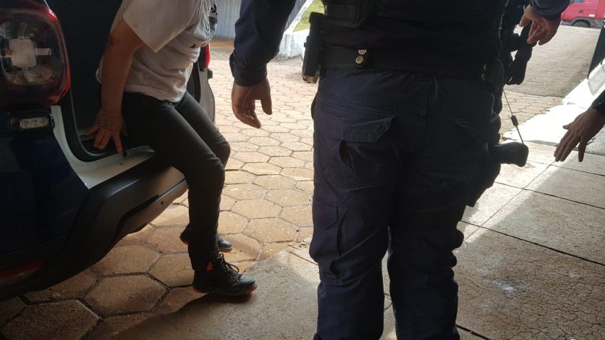 Vizinhos prendem mulher que invadiu residência para cometer furto no Jardim Colonial
