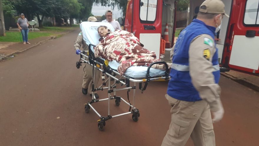 Idosa de 85 anos cai na sala de casa e precisa de atendimento médico