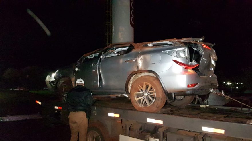 Após perseguição, caminhonete capota às margens da BR-277 em Santa Tereza do Oeste