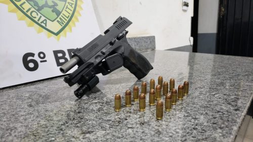 Jovem é detido com arma de fogo em frente a tabacaria no centro Imagem referente a Jovem é detido com arma de fogo em frente a tabacaria no centro