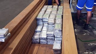 PF mira quadrilha que enviava cocaína ao exterior em carga de madeira