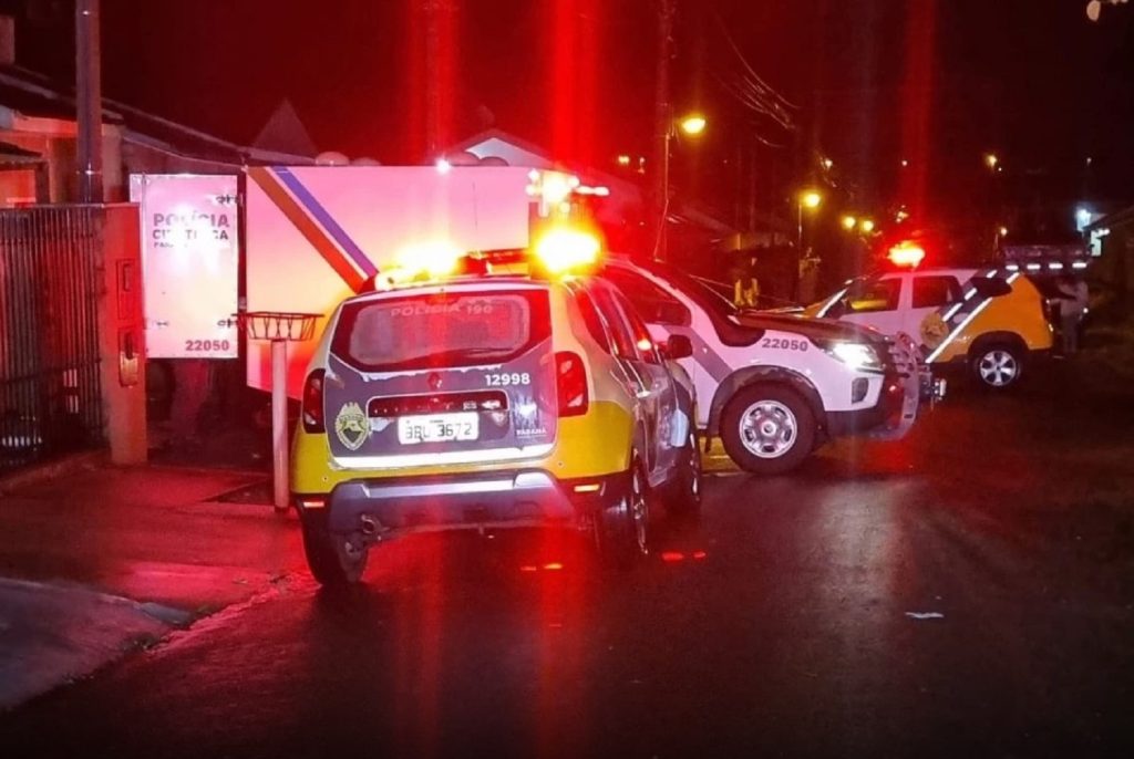 Jovem é assassinado com 10 tiros de pistola enquanto assistia televisão