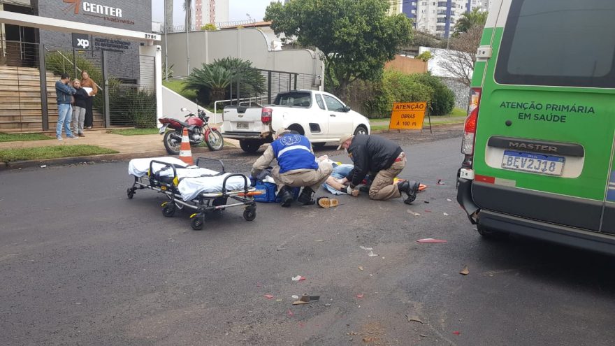 Utilizando tornozeleira eletrônica e sem CNH, motociclista fica gravemente ferido em acidente