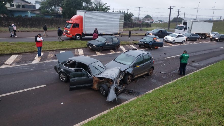 Acidente entre quatro carros interrompe trânsito na PRc-467 em Cascavel