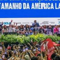 Imagem referente a Lula participa de congresso da UNE e promete mais universidades