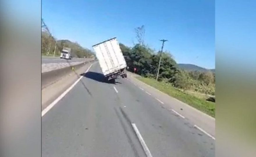 Ventos ocasionados por ciclone derrubam caminhão na BR-101; veja vídeo