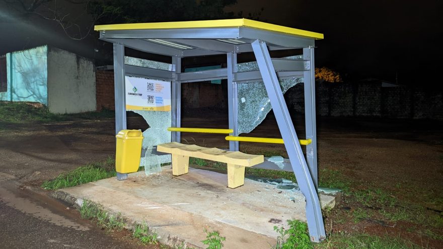 Abrigo de ônibus fica destruído após ser atingido por veículo na Rua da Imigração
