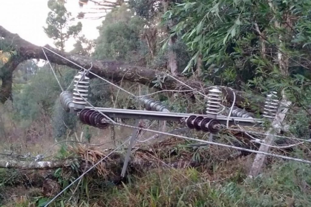 Palmas, Guaíra e Foz seguem afetadas com falta de energia após temporal