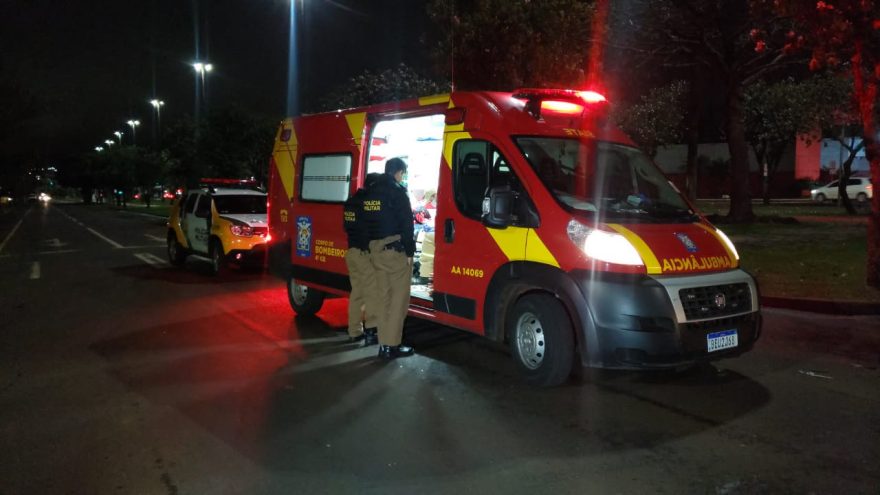 Motociclista fica ferido em acidente de trânsito na Avenida Tancredo Neves