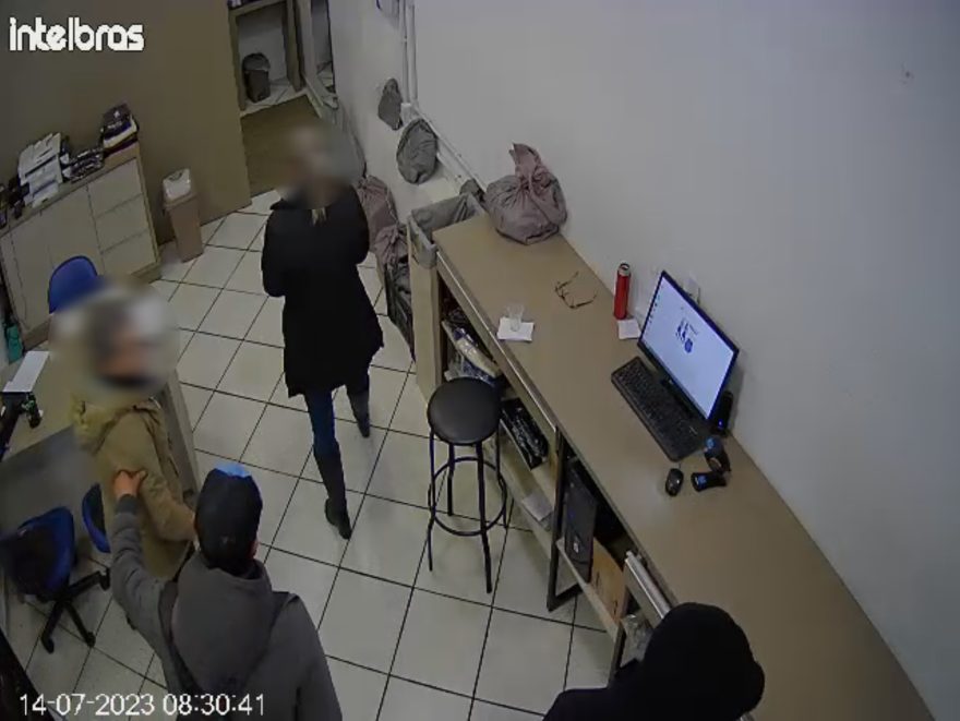 Vídeo mostra ladrões rendendo funcionárias e exigindo dinheiro, celulares e chave dos carros