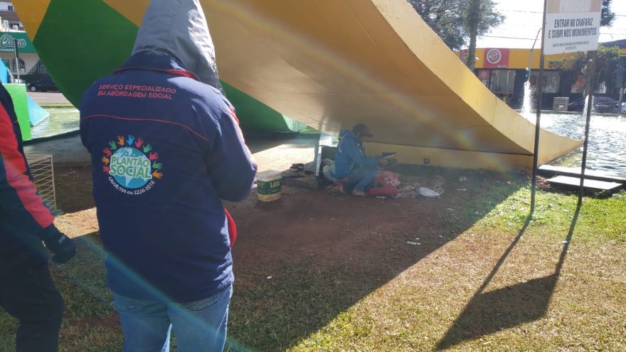 Com o frio intenso, assistência social intensifica abordagens nas ruas de Cascavel