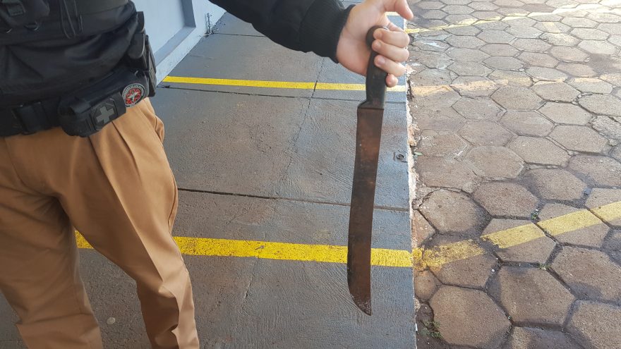 Garoto de 15 anos ameaça a própria mãe com facão e é apreendido pela Polícia Militar