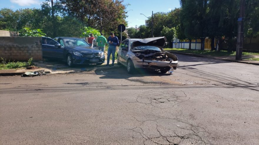 Lateral de Mercedes fica destruída após colisão com Ford Focus; Muro de imóvel também é derrubado