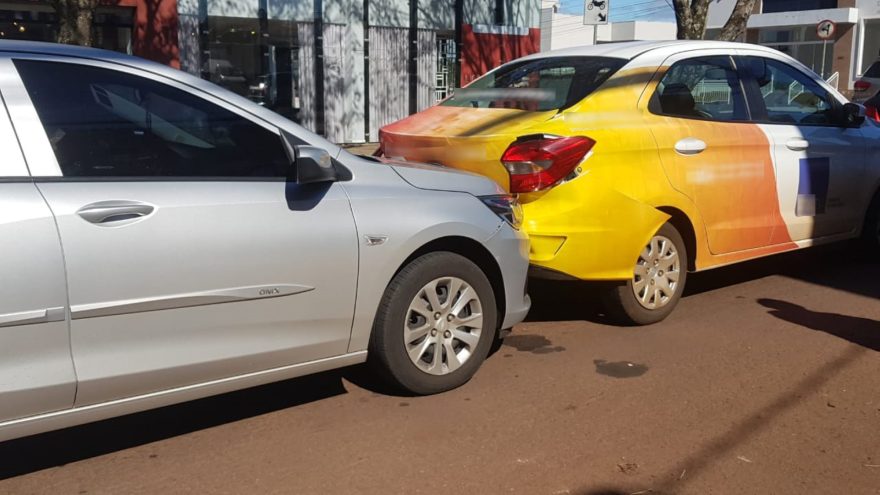 Ford Ka e Onix se envolvem em colisão na Rua Cuiabá, no Bairro Neva