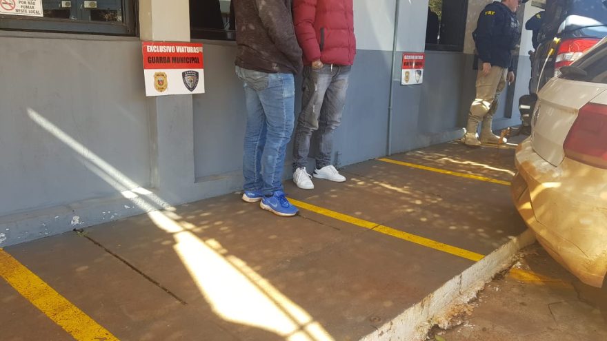 Dois homens são detidos pela PRF por transporte de medicamentos ilegais