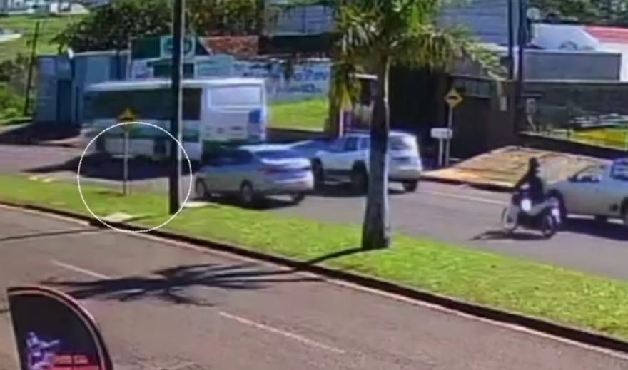 Por pouco! Vídeo mostra que motociclista quase foi atropelada por ônibus ao sofrer queda na Avenida Brasil