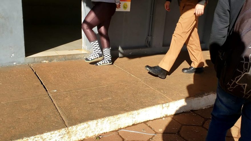 Mulher é detida por tráfico de drogas pela Polícia Militar