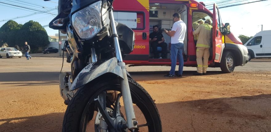 Motociclista fica ferido após colisão com Van na Rua Juscelino Kubitschek