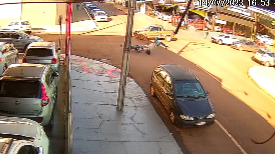 Câmera registra momento em que motociclista é atingido por veículo na Rua Cuiabá
