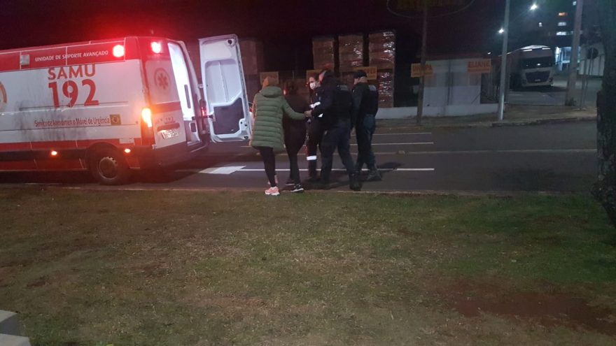 Mulher entra surto na Avenida Tancredo Neves e é amparada pelo Samu
