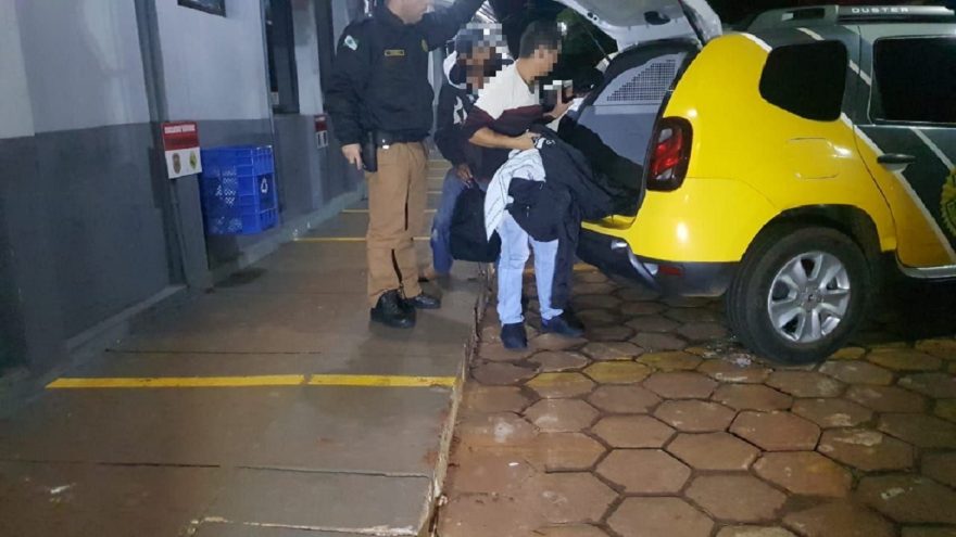 Dupla é detida por tentar passar cheque falso em supermercado