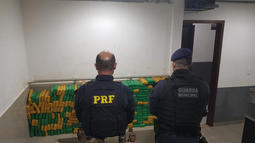 PRF persegue e GM localiza carro com alerta de furto e grande quantidade de maconha