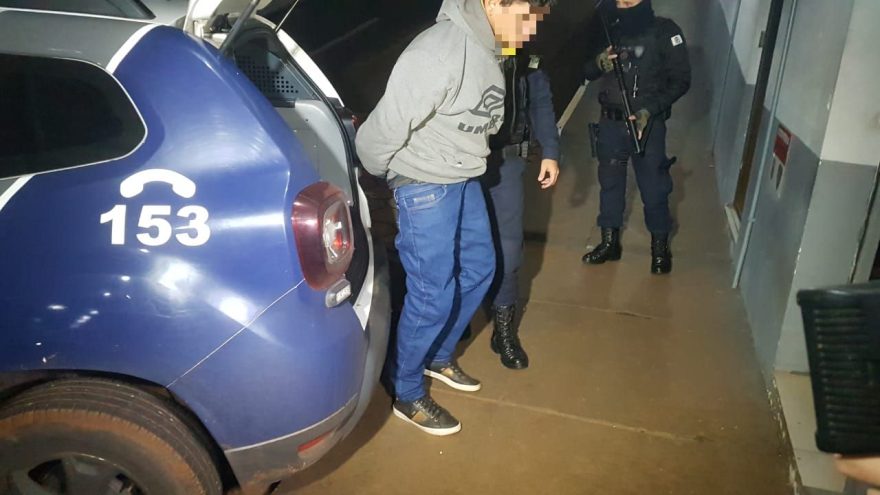Jovem é detido após furtar garrafa de bebida em supermercado