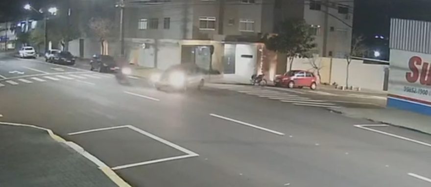 Câmera registra acidente entre carro e moto no São Cristóvão