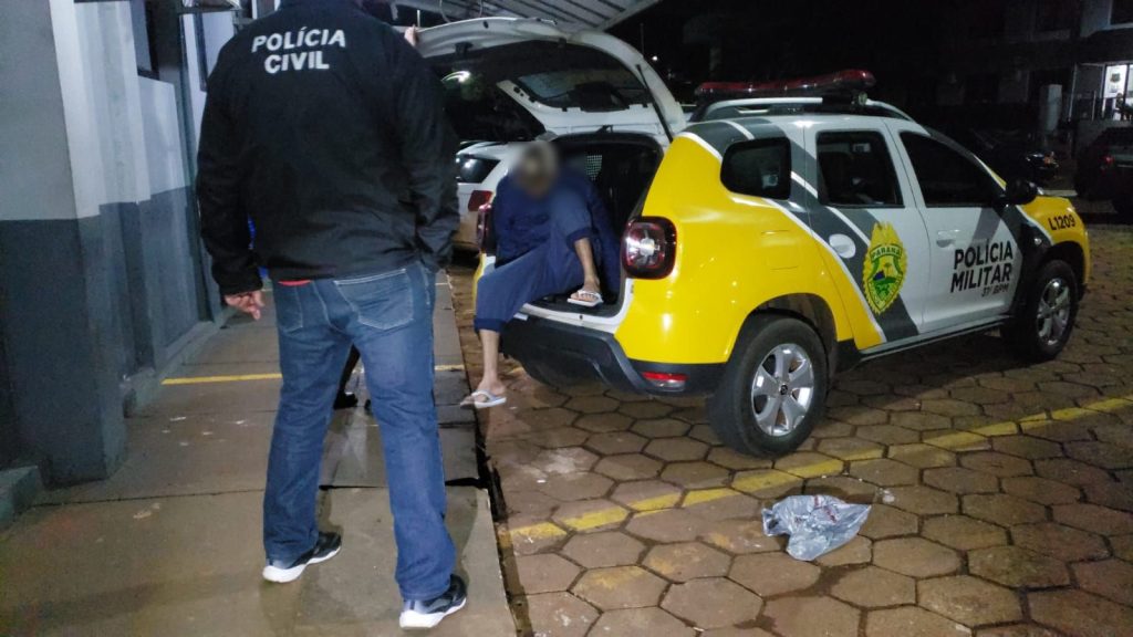 Homem dá tapa na cara da filha, empurra a mãe e acaba preso Homem dá tapa na cara da filha, empurra a mãe e acaba preso