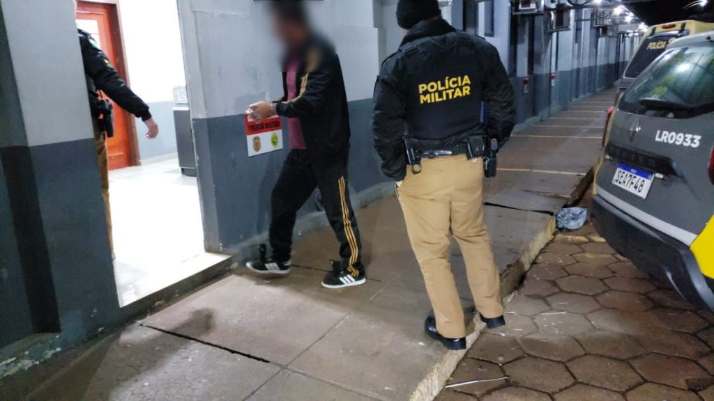 Vizinhos denunciam violência doméstica e suspeito é detido no bairro Floresta Vizinhos denunciam violência doméstica e suspeito é detido no bairro Floresta