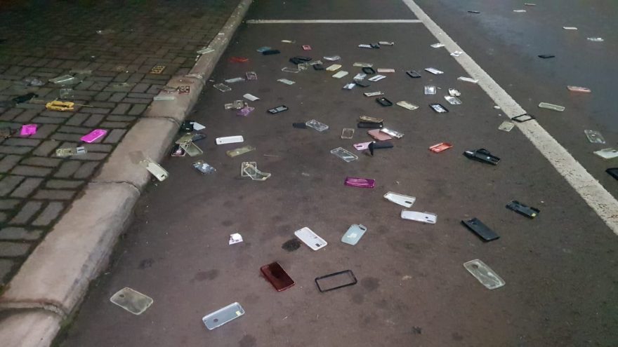 Dezenas de capas de celular são encontradas espalhadas no centro de Cascavel