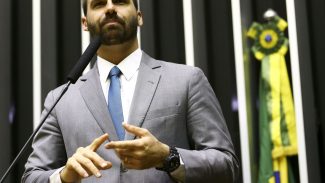 Professora pede abertura de investigação contra Eduardo Bolsonaro