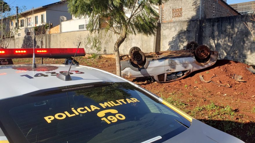 Condutor perde o controle após suposta “fechada” e capota Fiat Strada na marginal da PRc-467