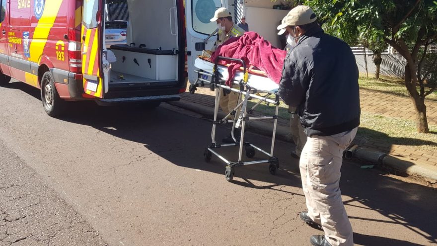 Idoso fica ferido ao sofrer queda em residência