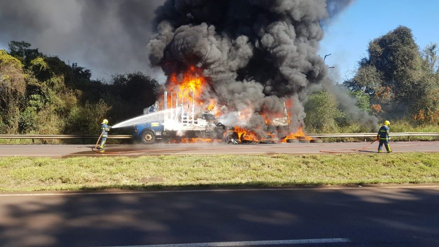 Caminhão pega fogo na BR-467, no Contorno Oeste