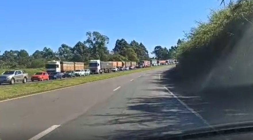 Rodovia BR-467 é liberada duas horas após incêndio; fila de veículos atingiu cerca de 4 km