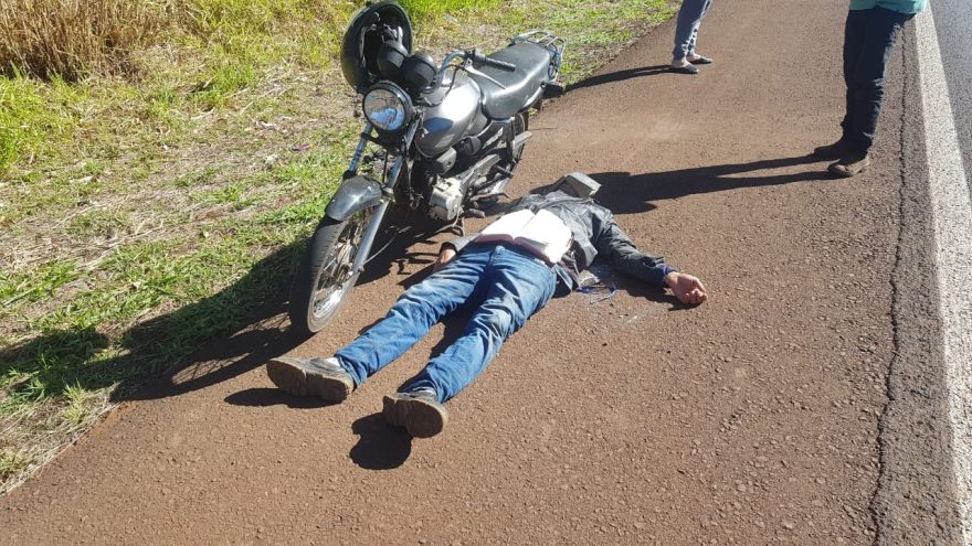 “Eu sou o criador!” Motociclista é encontrado caído na BR-467, com bíblia sobre o rosto
