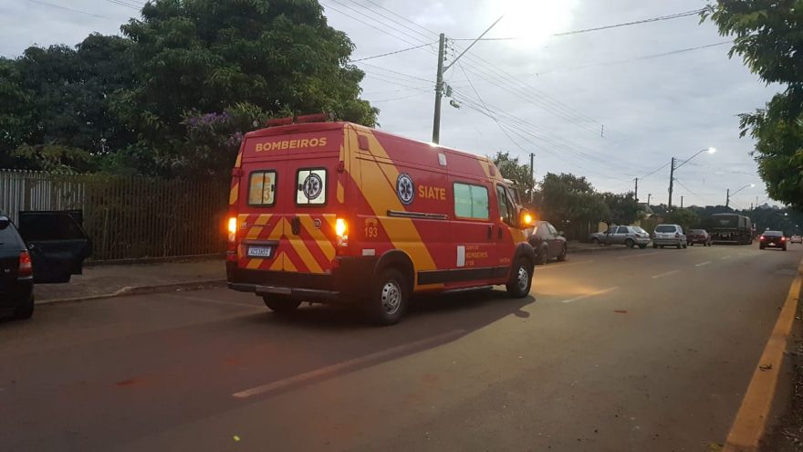 Adolescente fica ferido após colisão entre carro e moto no Cascavel Velho