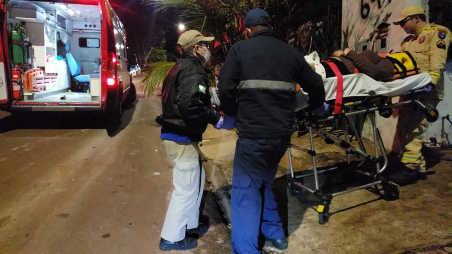 Mulher sofre fratura no joelho ao cair dentro de casa