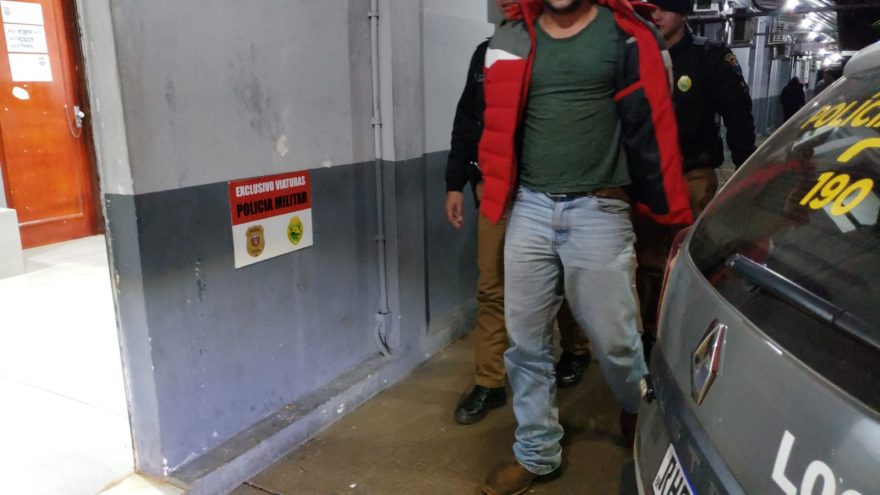 Homem foge de abordagem, bate o carro e é detido com uma pistola